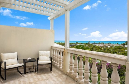 Grace Bay House | Pelican's Nest #2 · 3 Bed Villa