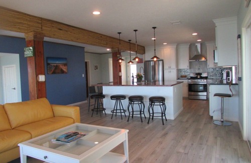 Clear Lake Shores House | Pelicans Landing next to Kemah Boardwalk! Last Minute Rates text 713-425-9109
