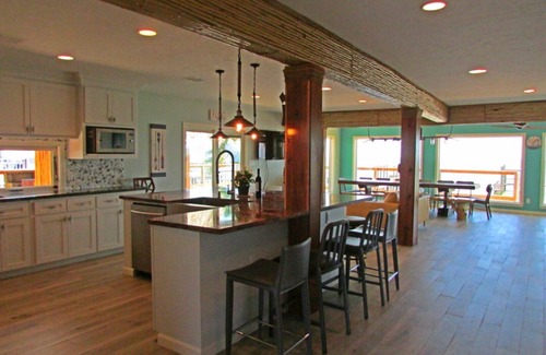 Clear Lake Shores House | Pelicans Landing next to Kemah Boardwalk! Last Minute Rates text 713-425-9109