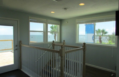 Clear Lake Shores House | Pelicans Landing next to Kemah Boardwalk! Last Minute Rates text 713-425-9109