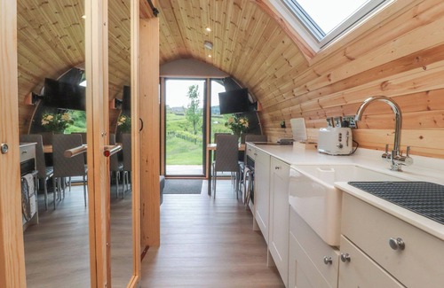 Fence Cottage | PENDLE, romantic, with a garden in Clitheroe