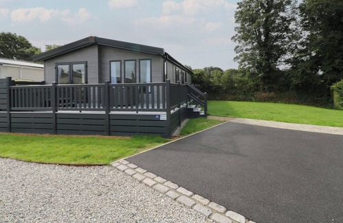 Fowey Cabin | PENMARLAM LODGE RETREAT 13, pet friendly, with hot tub in Bodinnick