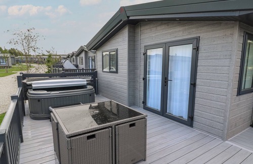 Fowey Cabin | PENMARLAM LODGE RETREAT 14, pet friendly, with hot tub in Bodinnick