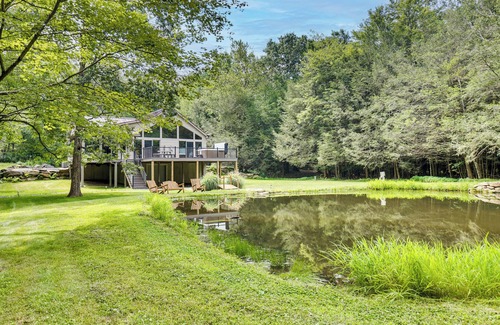 Belleville Cabin | Pennsylvania Cabin Hideaway: Hot Tub & Deck!