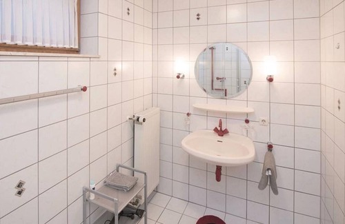 Niedermennig Cottage | Pension Haus Elfriede - Double room shower / WC