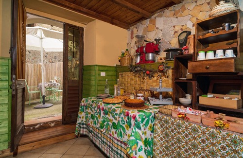 Rovittello Apartment | Pension 'Camera Familiare Vintage' with Shared Terrace and Wi-Fi
