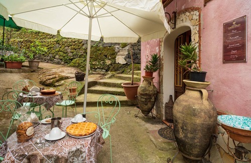 Rovittello Apartment | Pension 'Camera Familiare Vintage' with Shared Terrace and Wi-Fi