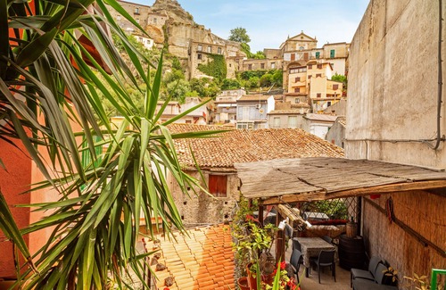 Rovittello Apartment | Pension 'Camera Familiare Vintage' with Shared Terrace and Wi-Fi