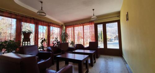 Dragoslavele Hotel | Pensiunea Floare de Colţ