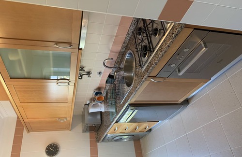 Gale Apartment | Penthouse Apartment 7 minute walk to the best Beaches