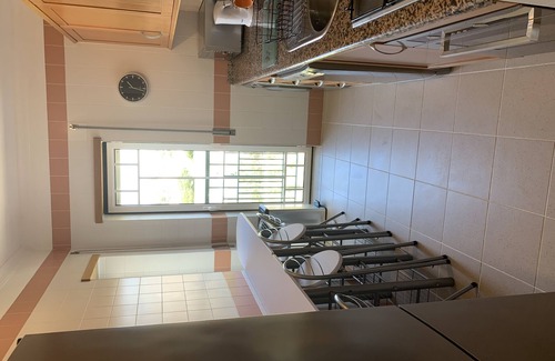 Gale Apartment | Penthouse Apartment 7 minute walk to the best Beaches