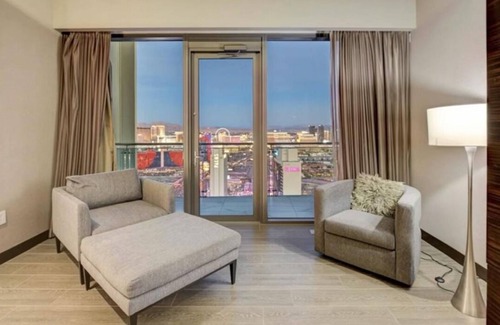 Las Vegas Condo | Penthouse at the Palm Place/Ski View of the Las Vegas strip/Jacuzzi