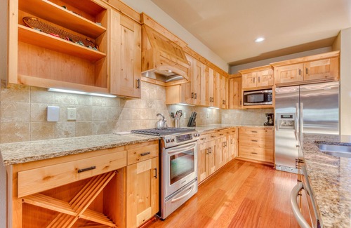 Government Camp Condo | Penthouse condo w/mountain views & shared pool/hot tub - close to ski access