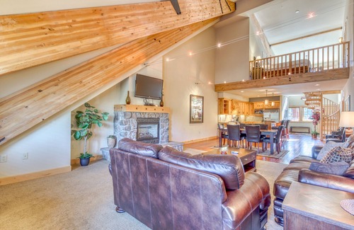 Government Camp Condo | Penthouse condo in great location w/shared sauna, hot tub, & pool + ski access