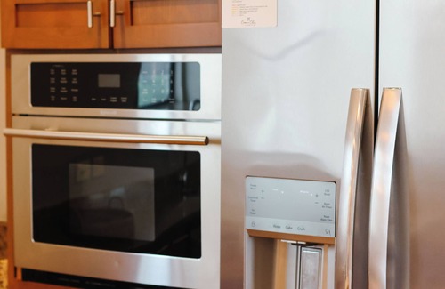Westown Condo | Penthouse Fiserv, Bars, Perks & Big City Views Downtown Milwaukee