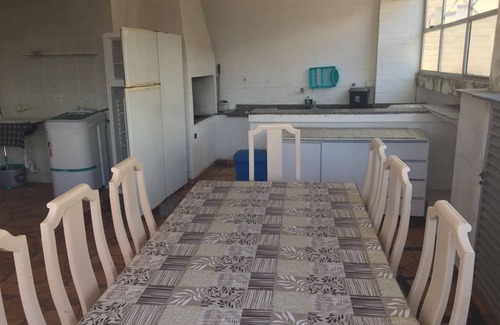 Tupi Apartment | Penthouse in Vila Tupi With barbecue, one block from the beach!