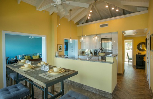 Estate Enighed Condo | Penthouse King Suite! Fully Remodeled and booking with full amenities!