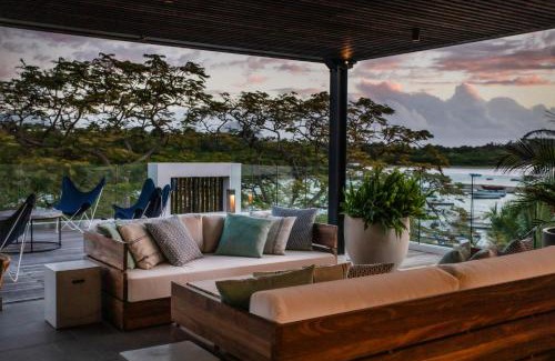 Grande Riviere Noire Apartment | Penthouse Luxueux avec Piscines, Vues Mer et Montagne