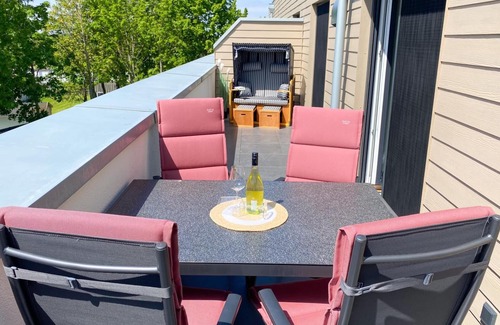 Tossens Apartment | Penthouse Meeresrauschen - light & air. Roof terrace. Elevator. Close to the beach.