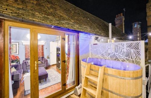 City Centre Apartment | Penthouse On Waterside With River Views, Private Parking & Secluded Hot Tub