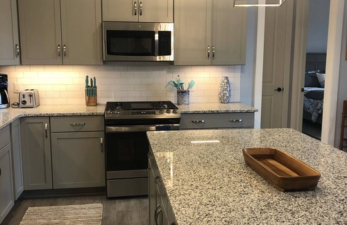 Central Business District Condo | Penthouse - River View, Walk to Restaurants, Pet Friendly, huge monthly discount