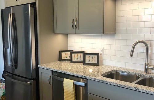 Central Business District Condo | Penthouse - River View, Walk to Restaurants, Pet Friendly, huge monthly discount