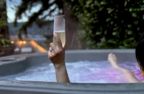 Erlands Point-Kitsap Lake Apartment | Penthouse Suite [Hot Tub/Kayaks] at Chico Bay Inn