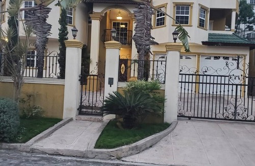 West Gate Hills Apartment | Penthouse Suite - Minutes from the beach!