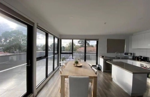 Heidelberg Heights Apartment | Penthouse, top level, open plan, quiet, clean, lge balcony, near Hospitals & Uni