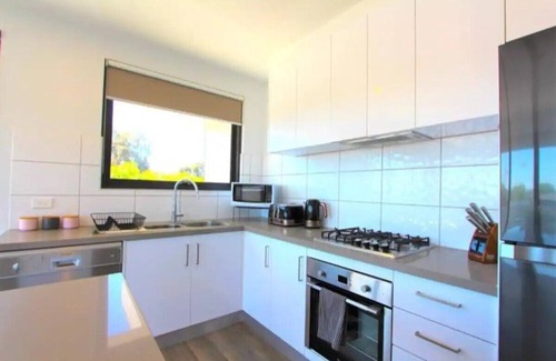Heidelberg Heights Apartment | Penthouse, top level, open plan, quiet, clean, lge balcony, near Hospitals & Uni