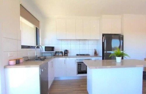 Heidelberg Heights Apartment | Penthouse, top level, open plan, quiet, clean, lge balcony, near Hospitals & Uni