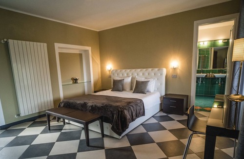 Crabbia Apartment | Penthouse with balcony in 19th century villa, air/con & superb view of Lake Orta