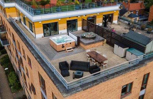 Cambridge Condo | Penthouse with Private Hot Tub | Cambridge Station