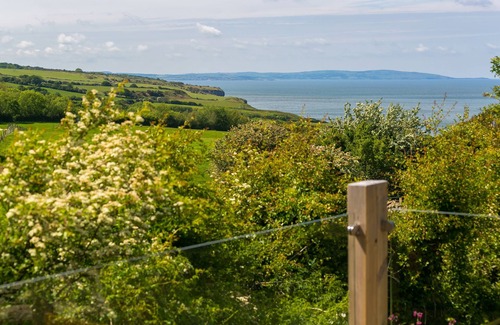 Penmon Apartment | Pentir - a sea view that sleeps 6 guests in 3 bedrooms