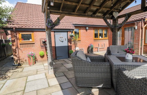 Acrefair Cottage | PENTRE COUNTRY STUDIO, pet friendly, with hot tub in Chirk