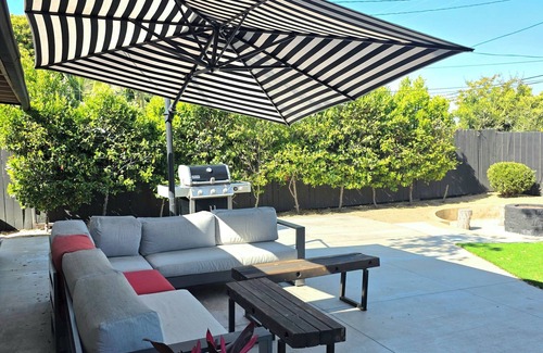Bay Ho House | Pepper Tree Family Retreat with Trampoline,Ninja-line and Large Backyard!