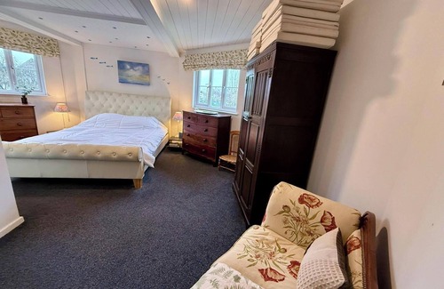 South Cerney Cabin | 'Pepperpot' Lodge on Isis & Windrush Lakes with Great On-site Facilities