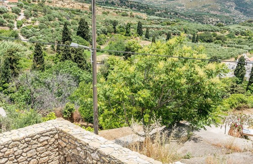 Sitia House | Pera Chorio - Daphne: Artist's stone house with countryside views