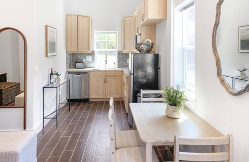 Langley Apartment | Perch - Baker's Acres: Tranquil Studio on View Property