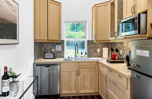 Langley Apartment | Perch - Baker's Acres: Tranquil Studio on View Property