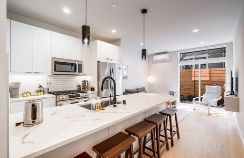 Wallingford House | Perch - Charming 2BR with parking, AC, and a rooftop view
