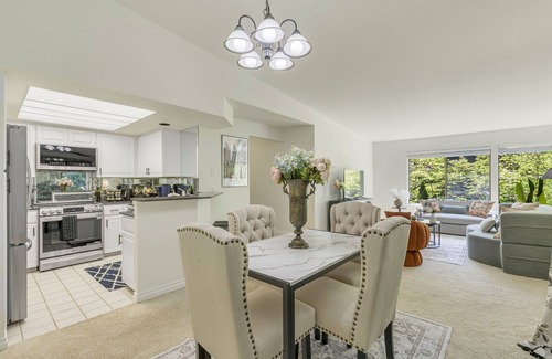 Northwest Bellevue House | Perch - Garden Villa Retreat, DT Bellevue 2BR Free Parking