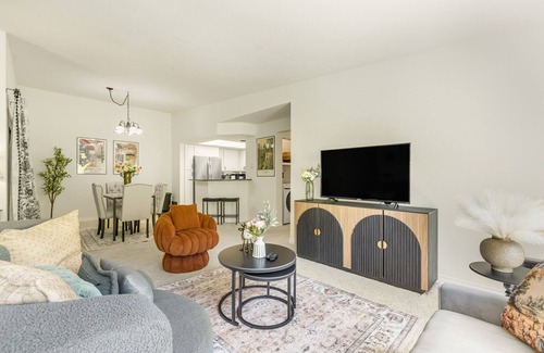 Northwest Bellevue House | Perch - Garden Villa Retreat, DT Bellevue 2BR Free Parking