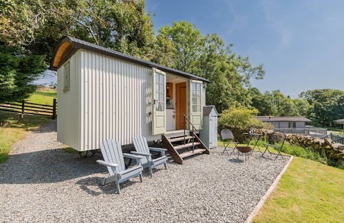 Windermere Cabin | Percy - a holiday Shepherds hut that sleeps 2 with an en-suite
