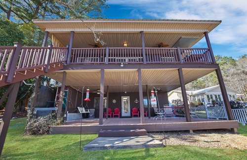 Eclectic House | Perfect 4 bed, 3 bath lake getaway w/amazing views in quiet cove!