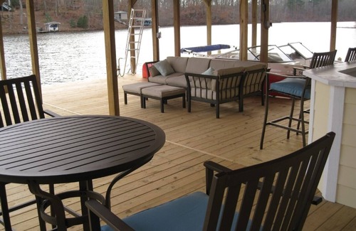 Macon House | Perfect 4 Bedroom Lake Cottage on Lake Gaston, NC