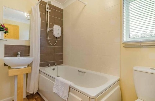 Fenny Bentley House | Perfect accommodation for a family, on a fully equipped holiday park