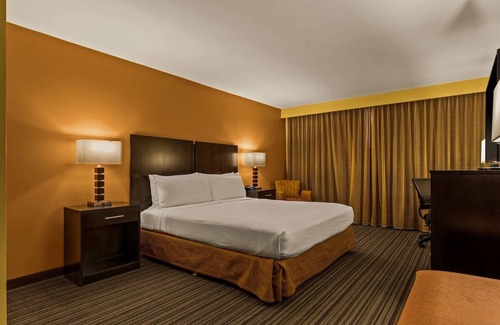 Western Honolulu Hotel | Perfect Airport Location with Free Shuttle | Standard Room with 1 King Bed