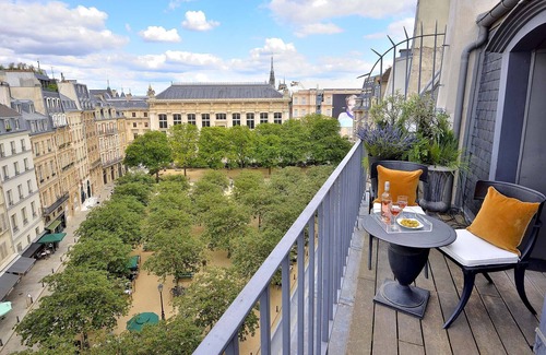 Paris City Center Apartment | Perfect Amazing Penthouse for 2-Balcony-Ile de la Cite-AC-Wifi-Lift-Cafes