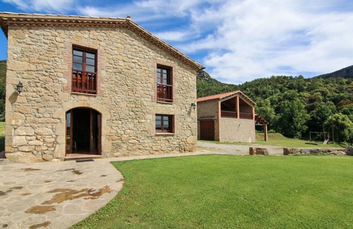 Casserres Villa | Perfect country home with excellent pool-view to Pyrenees